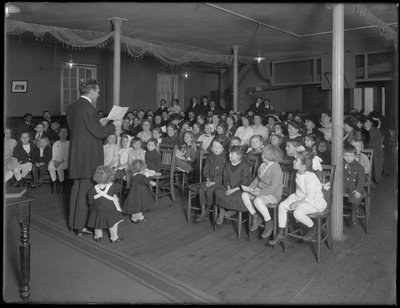 Aula da escola dominical na igreja batista em 235 E. 83rd Street, Nova York, 27 de fevereiro de 1916 de William Davis Hassler