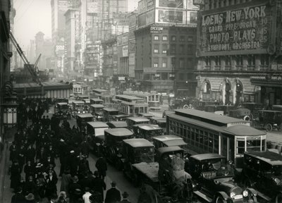 Times Square, cheia de carros, ônibus e pessoas, c.1917 de William Davis Hassler