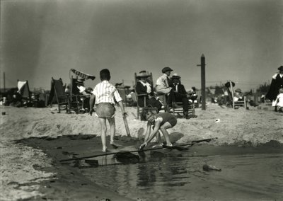 Duas crianças brincam com restos de madeira em águas rasas, Coney Island, c.1910-21 de William Davis Hassler