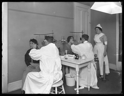 Dois pacientes sendo examinados, Sala de Exame nº 1, Hospital Seton, Spuyten Duyvil, Bronx, 30 de outubro de 1914 de William Davis Hassler