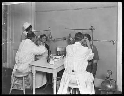 Dois pacientes sendo examinados, Sala de Exame nº 2, Hospital Seton, Spuyten Duyvil, Bronx, 30 de outubro de 1914 de William Davis Hassler