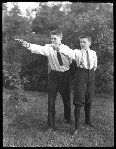 Dois meninos não identificados posam apontando pistolas, julho de 1915 de William Davis Hassler