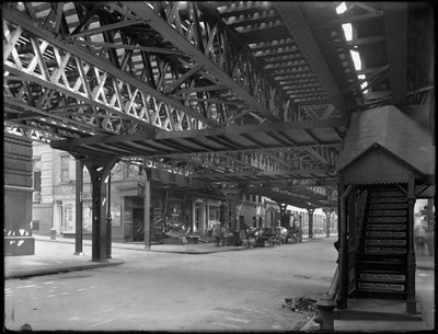 Sob os trilhos elevados da ferrovia, na esquina da Greenwich Street com a Rector Street, em Nova York, 1º de agosto de 1914 de William Davis Hassler