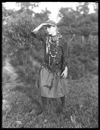 Garota não identificada poses na floresta em traje, c.1915 de William Davis Hassler