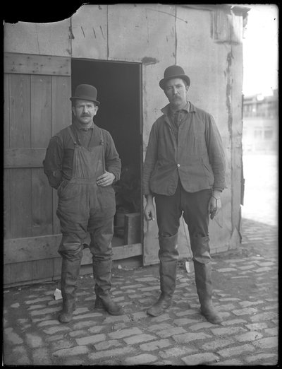 Trabalhadores de esgoto não identificado posam acima do solo, Nova Iorque, c. de William Davis Hassler