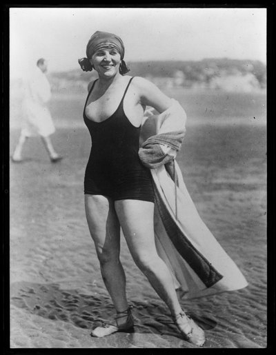 Mulher não identificada no maiô &39;moderno&39; na praia, c.1913 de William Davis Hassler