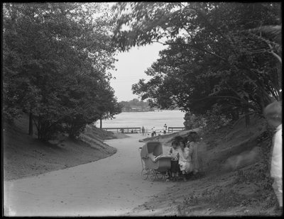 Vista, de, pista, guiando, para, água, 86th, rua, parque, pista, para, a, rio oriental, cidade nova iorque, julho, 31, 1914 de William Davis Hassler
