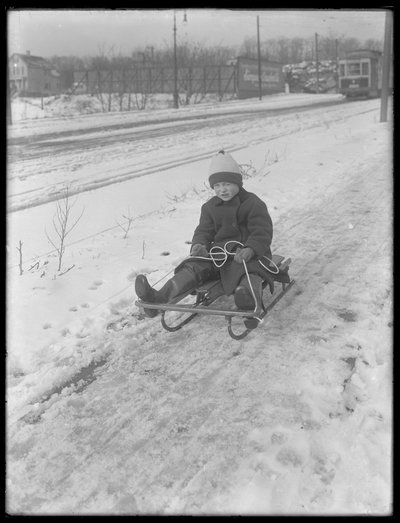 William Gray Hassler com seu novo trenó, c.1912 de William Davis Hassler