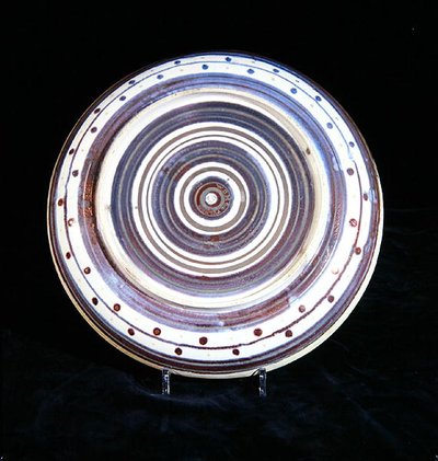 Carregador com círculos concêntricos de brilho branco, azul, roxo e dourado, pintado por Charles Passenger de William de Morgan