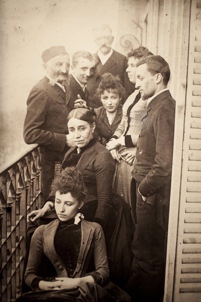 A família Claudel, Jessie Lipscomb, Ferdinand de Massary e o seu pai na varanda do apartamento do 31 boulevard de Port Royal. (Em primeiro plano: Louise (n. 1866), atrás dela, Madame Claudel (b. Louise Athanaise Brains em 1840) e Camille (1864- de William Elborne