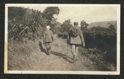 Ralph Vaughan Williams e Gustav Holst andando em Malvern Hills, setembro de 1921 (foto p/b) de William Gillies Whittaker