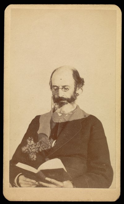 [Homem não identificado, careca e barbudo, a ler sentado]. de William H. Mumler