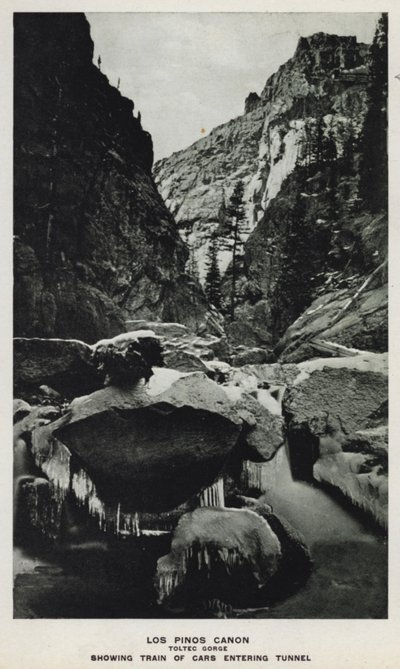 Canyons of Colorado: Los Pinos Canon, Desfiladeiro Toltec, Mostrando Trem de Carros Entrando no Túnel (foto a p/b) de William Henry Jackson