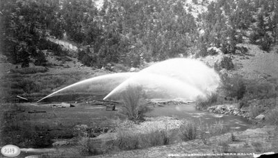 Mineração hidráulica perto de Dallas, c.1882-1900 de William Henry Jackson