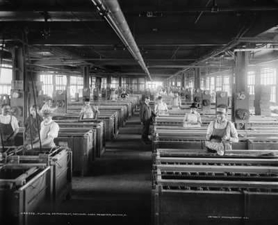 Trabalhadores do Departamento de Plating, National Cash Register Company, Dayton, Ohio, EUA, c.1902 (foto a p/b) de William Henry Jackson