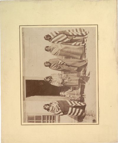 Grupo de cinco mulheres nativas americanas com menina e bebê, 1871 (foto sépia) de William Hicks Jackson