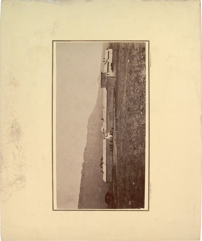 Vista de uma paliçada com vários homens reunidos no portão de entrada, 1871 (foto sépia) de William Hicks Jackson