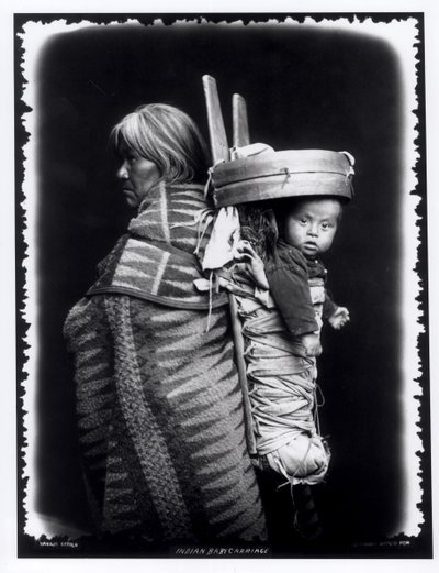 Navaho mulher carregando um papoose nas costas dela, c.1914 (bw foto) de William Carpenter