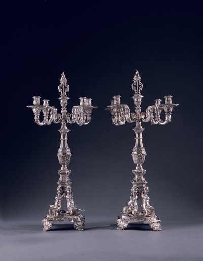 Par de candelabros alemães de quatro luzes, encomendados para Jorge II, feitos por Balthasar Friedrich Behrens, Hanover, 1736-37 de William Kent