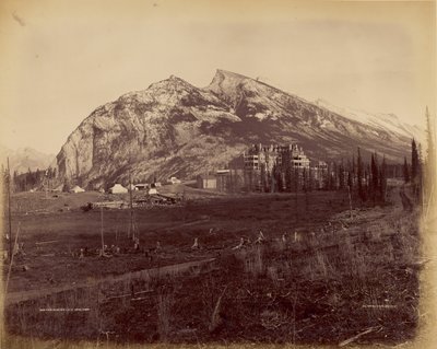 Twin Peaks e C.P.R. Hotel, Banff de William McFarlane Notman