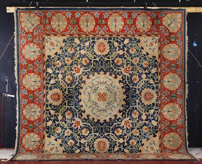 Um raro tapete feito à mão "Swan-House" Hammersmith, Morris & Co., c.1890 de William Morris