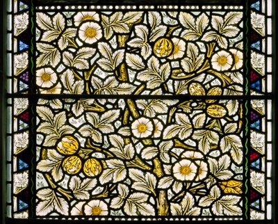 Kirkcaldy Old Kirk, Morris & Co., William Morris, Rosas Selvagens e Avelãs, 1886 de William Morris