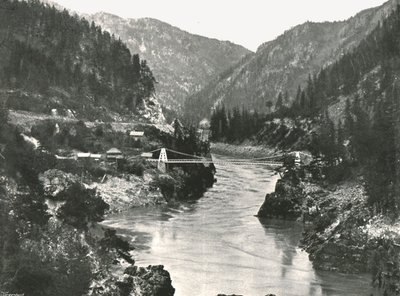 As Montanhas Rochosas: o Frazer Canyon e a Ponte Cariboo Road, perto de Spuzzum, Canadá, 1895. de William Notman and Son