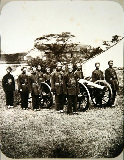 Soldados chineses, c.1875 (estampa de albumen) de William Saunders