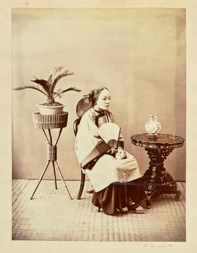 [Retrato de estúdio de uma jovem sentada segurando um leque] de William Saunders