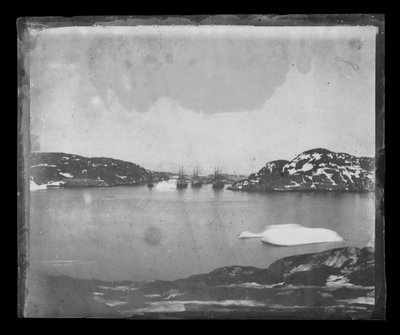 Vista de uma baía em direção aos navios de busca Franklin sob o comando do capitão Belcher de William Thomas Domville