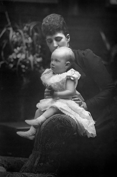 Princesa Louise 1867-1931 com sua filha Princesa Alexandra 1891-1959, 1893. de William and Daniel Downey