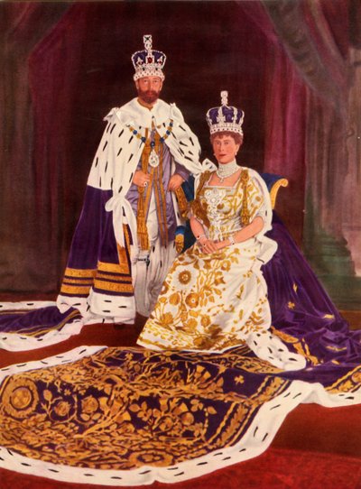 Suas Majestades, o rei George V e a rainha Mary, em suas vestes de coroação, 1911, 1951. de William and Daniel Downey
