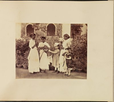 [Crianças caucasianas com Ayahs]. de Willoughby Wallace Hooper