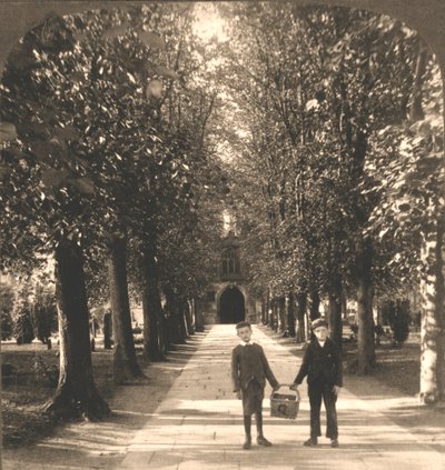 Aproximação à igreja da trindade, Stratford em Avon, Inglaterra, 1905. de Works and Sun Sculpture Studios