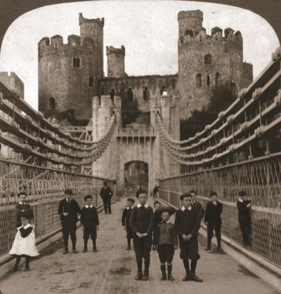 Conway, país de Gales, castelo medieval e ponte, 1901. de Works and Sun Sculpture Studios