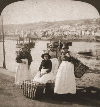 Fishwives em Newlyn, Cornualha, 1900. de Works and Sun Sculpture Studios