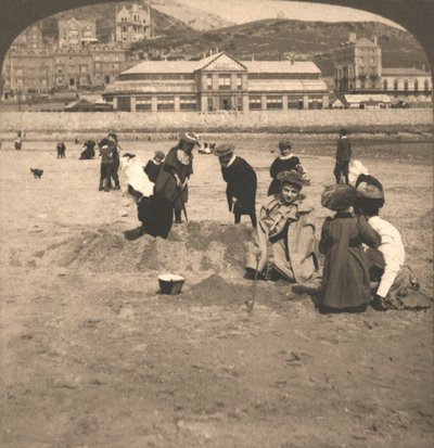 Na praia de Llandudno, país de Gales, 1894. de Works and Sun Sculpture Studios