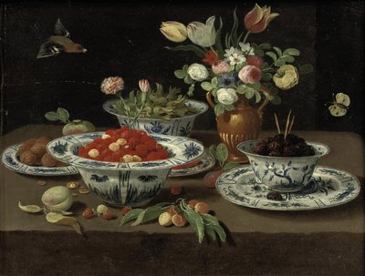 Morangos silvestres numa taça de porcelana chinesa "kraak", amoras silvestres numa segunda taça sobre um prato, várias flores num vaso de bronze, ameixas silvestres numa outra taça e nozes num prato, com um pêssego, um ramo de cerejas e outros frutos, tudo de Workshop of Jan van Kessel the Elder