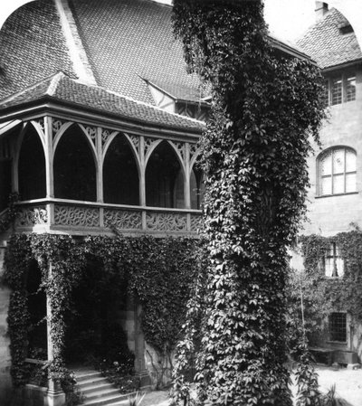 Limeira em um pátio, Nuremberg, Baviera, Alemanha, c1900s. de Wurthle and Sons