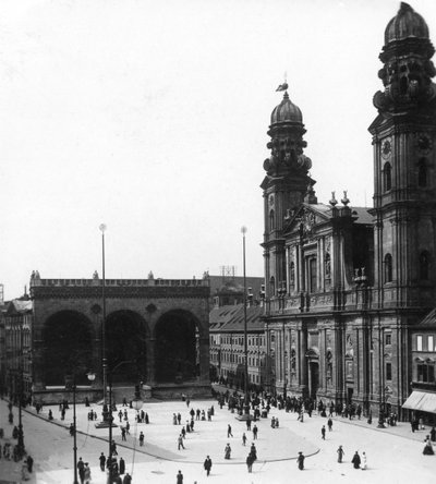 A Igreja Católica Theatiner St Cajetan, Munique, Alemanha, c1900s. de Wurthle and Sons