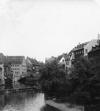 A ponte de carne Fleischbrucke, Nuremberg, Alemanha, c1900s. de Wurthle and Sons