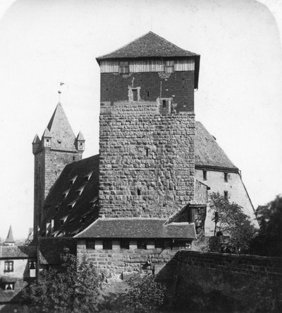 A torre quintagonal Funfeckiger Thurm, Kaiserstallung, Nuremberg, Alemanha, c1900s. de Wurthle and Sons