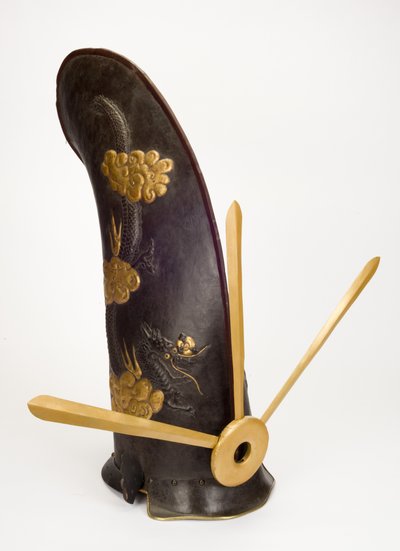 Kawari-Kabuto, ou "capacete extraordinário", na forma de um boné de cortesão (ferro, laca, couro, têxtil, ouro, ligas de cobre e madeira) de Yoshimichi Myochin