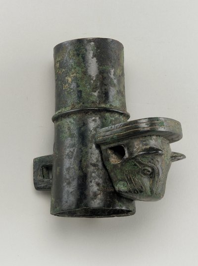 Hubcap com linchpin fundido sob a forma de cabeça felina (bronze) de Zhou Dynasty Chinese School