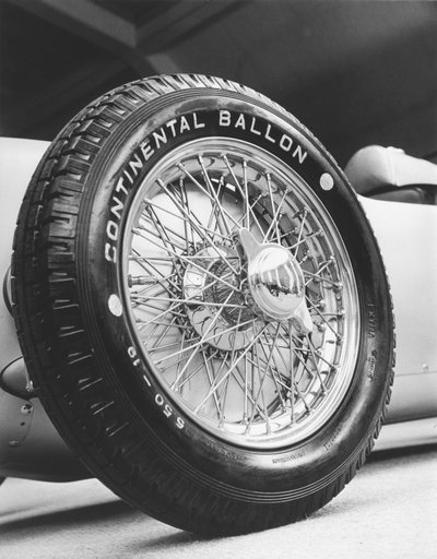 Roda dianteira de um carro de corrida Auto-Union de 1911, c 1934-1935 de Zoltan Glass