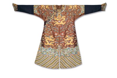 Túnica imperial de dragão de gaze bordada em castanha, Mangpao, Período Qianlong de Zong Fengying