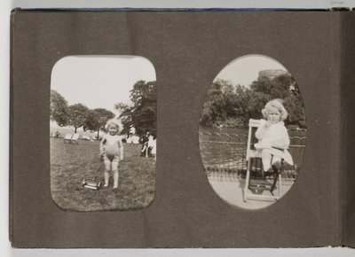 Um álbum de fotografias da Família Snapshot do Século XX, c de Frederick (attr. to) Barnard