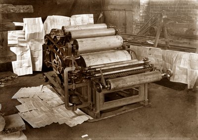 Uma prensa tipográfica: prensa rotativa para impressão de jornais, por volta de 1900 (foto p/b) de . .