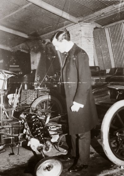 C S Rolls olhando para o motor de um carro na sua garagem, c 1900 de Ferdinand Georg Waldmuller