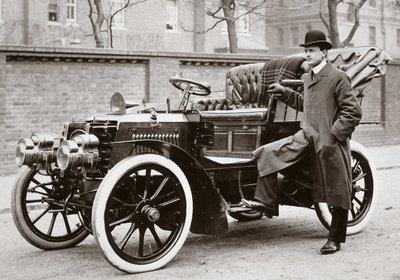 C S Rolls de pé além de um carro Panhard de 20 cv de Ferdinand Georg Waldmuller
